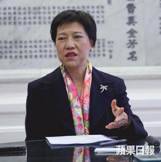 學校課程檢討專責小組主席陳黃麗娟 學校課程檢討專責小組主席陳黃麗娟