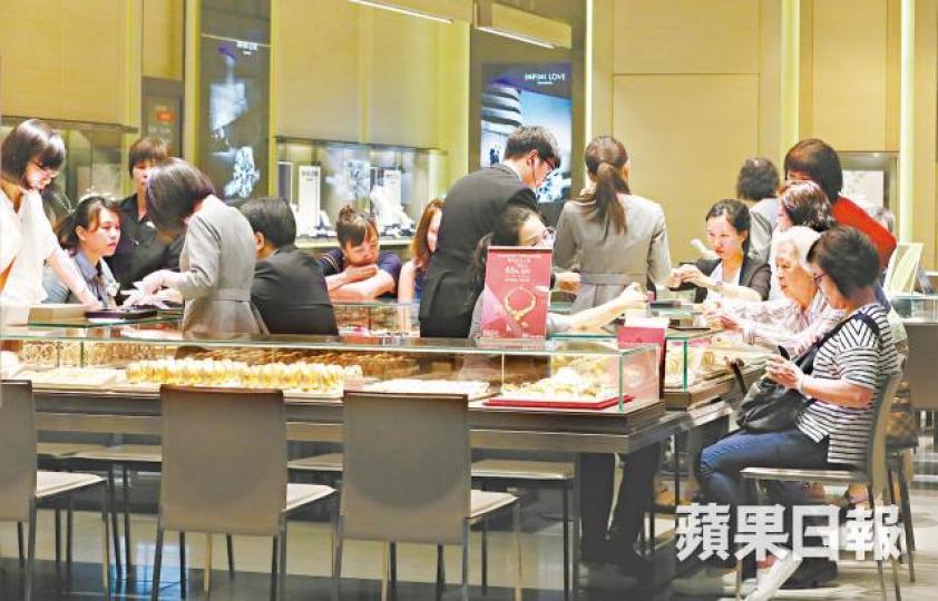 ■3月多個零售類別銷售額錄雙位數增長,其中珠寶首飾、鐘錶及名貴禮物升23%。 ■3月多個零售類別銷售額錄雙位數增長,其中珠寶首飾、鐘錶及名貴禮物升23%。