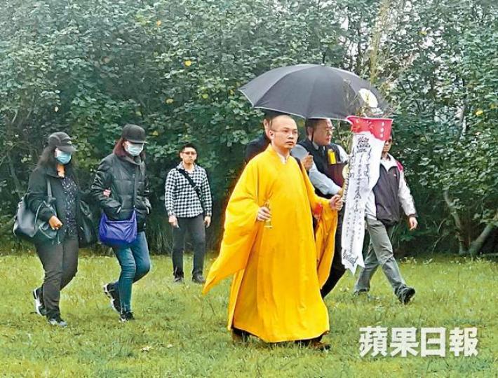 ■死者母親(左二)事發後曾赴台灣,到愛女被棄屍現場路祭。資料圖片 ■死者母親(左二)事發後曾赴台灣,到愛女被棄屍現場路祭。資料圖片
