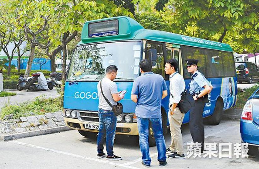 ■小巴在粉嶺尋回,公司職員到場了解。梁瑞帆攝 ■小巴在粉嶺尋回,公司職員到場了解。梁瑞帆攝