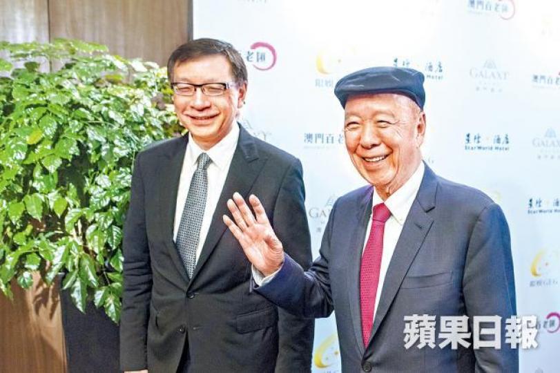 ■銀娛主席呂志和(右)對菲律賓長灘島封島並不感到擔心;旁為呂耀東。方家遠攝 ■銀娛主席呂志和(右)對菲律賓長灘島封島並不感到擔心;旁為呂耀東。方家遠攝
