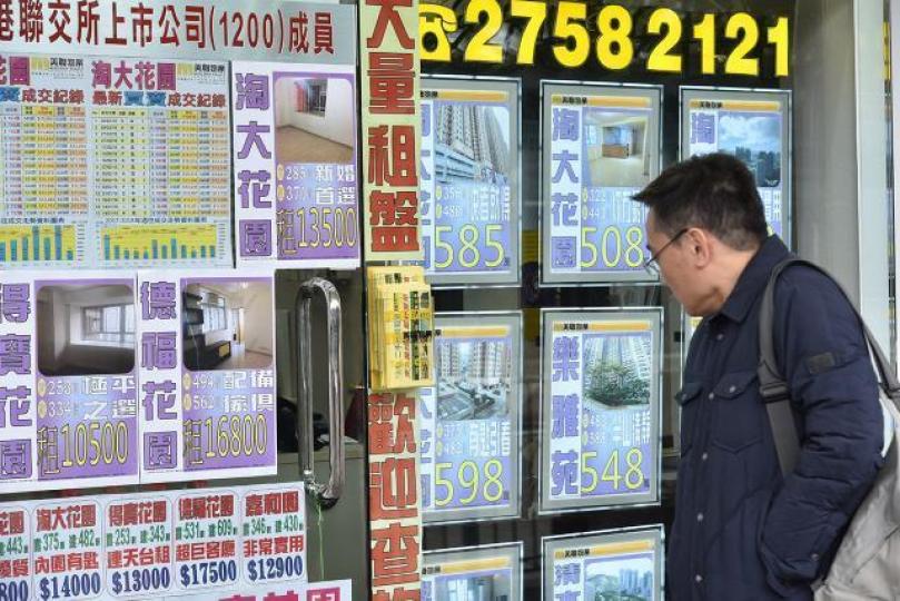 ■樓市瘋癲,一些業主沽出物業後都寧揸現金,等下一次入市機會。資料圖片 ■樓市瘋癲,一些業主沽出物業後都寧揸現金,等下一次入市機會。資料圖片