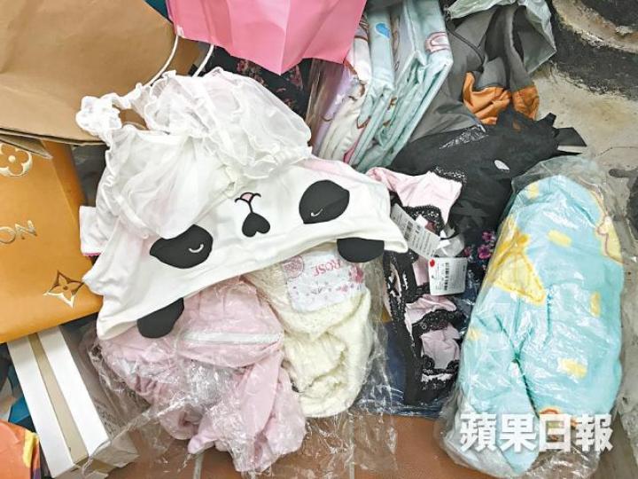 ■疑兇父親早前丟棄大批女性衣物及床單等,部份連包裝袋也未拆。 ■疑兇父親早前丟棄大批女性衣物及床單等,部份連包裝袋也未拆。