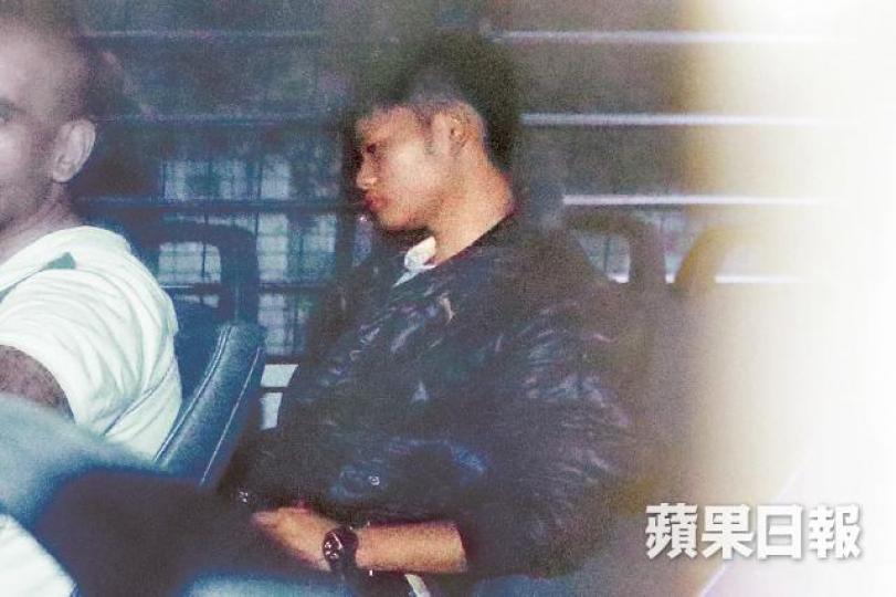 ■疑在台北殺害女友棄屍的陳同佳返港後被控處理贓物及盜竊罪,還柙至下周四再聆訊。資料圖片■疑兇陳同佳與死者潘曉穎今年2月赴台度情人節,結果女方客死異鄉。設計圖片■案發旅店CCTV拍到陳同佳獨自拖着疑藏着死者屍體的行李篋外出。 ■疑在台北殺害女友棄屍的陳同佳返港後被控處理贓物及盜竊罪,還柙至下周四再聆訊。資料圖片■疑兇陳同佳與死者潘曉穎今年2月赴台度情人節,結果女方客死異鄉。設計圖片■案發旅店CCTV拍到陳同佳獨自拖着疑藏着死者屍體的行李篋外出。