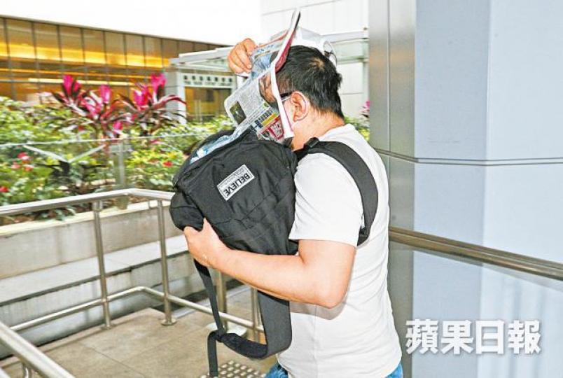 ■男被告凌耀忠向警方指其妻要求他頂罪。張志華攝 ■男被告凌耀忠向警方指其妻要求他頂罪。張志華攝