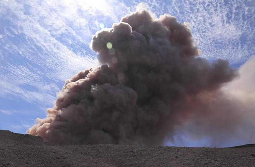 ■基拉韋厄火山爆發,噴出大量火山灰。 ■基拉韋厄火山爆發,噴出大量火山灰。