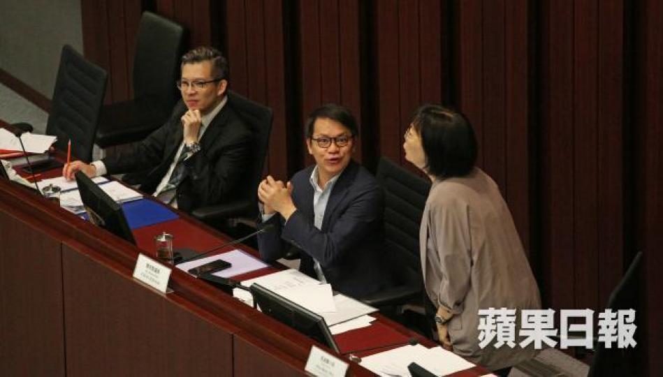 ■陳克勤(中)以反對討論廉署人事任命的議員居多為由,否決下次會議跟進有關議題。 ■陳克勤(中)以反對討論廉署人事任命的議員居多為由,否決下次會議跟進有關議題。