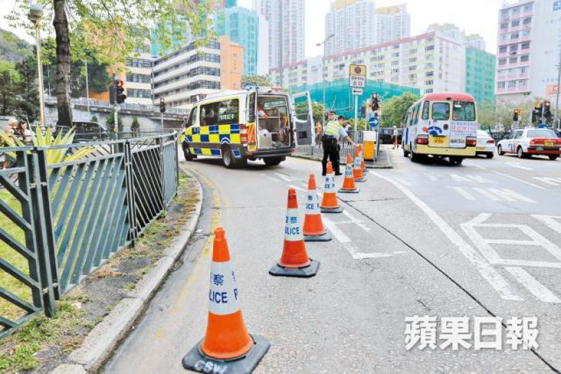 ■警方一度封鎖青山道轉上大埔道路口作調查。梁瑞帆攝 ■警方一度封鎖青山道轉上大埔道路口作調查。梁瑞帆攝