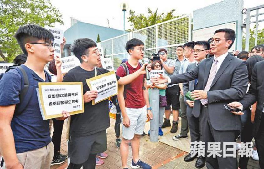■眾志黃之鋒(左)等昨向楊潤雄(右)遞交請願信。謝榮耀攝 ■眾志黃之鋒(左)等昨向楊潤雄(右)遞交請願信。謝榮耀攝