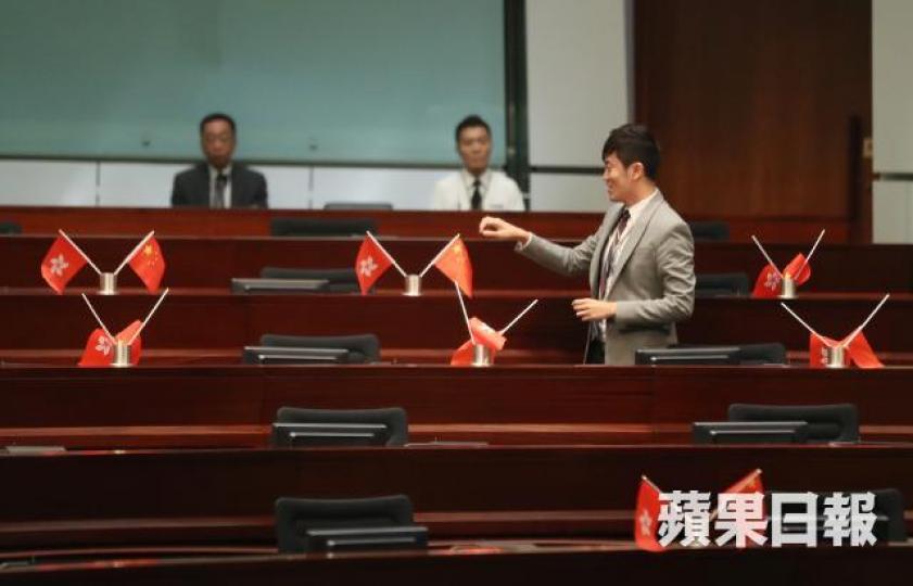 ■調查鄭松泰倒插國旗事件,至今近17個月譴責議案仍未表決。 ■調查鄭松泰倒插國旗事件,至今近17個月譴責議案仍未表決。