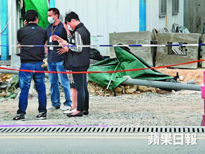 ■東涌港珠澳橋地盤昨揭發垃圾袋藏屍案,探員架起帳篷遮蓋屍體。文兆麟攝 ■東涌港珠澳橋地盤昨揭發垃圾袋藏屍案,探員架起帳篷遮蓋屍體。文兆麟攝