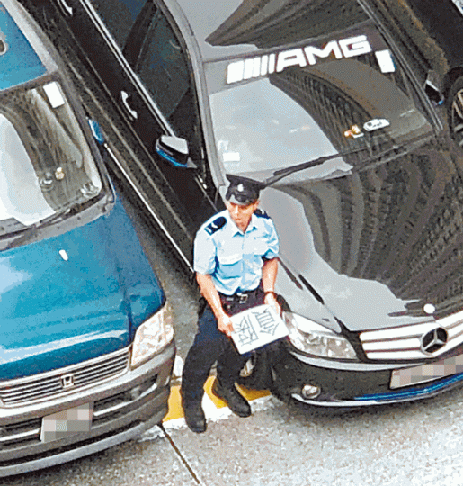 【前日】■綽號「番薯」的軍裝警員在觀塘警署停車場舉起「貪腐」標語。【去年8月】■該名警員手持「SORRY SIR」字句紙牌抗議,成為城中熱話。 【前日】■綽號「番薯」的軍裝警員在觀塘警署停車場舉起「貪腐」標語。【去年8月】■該名警員手持「SORRY SIR」字句紙牌抗議,成為城中熱話。