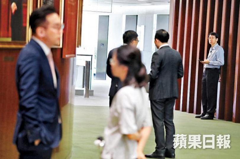 ■5月2日,有狗仔隊員(右)在會議廳外留意議員動向。易仰民攝■4月30日,有疑似狗仔隊員於開會期間記錄議員出席情況。 ■5月2日,有狗仔隊員(右)在會議廳外留意議員動向。易仰民攝■4月30日,有疑似狗仔隊員於開會期間記錄議員出席情況。