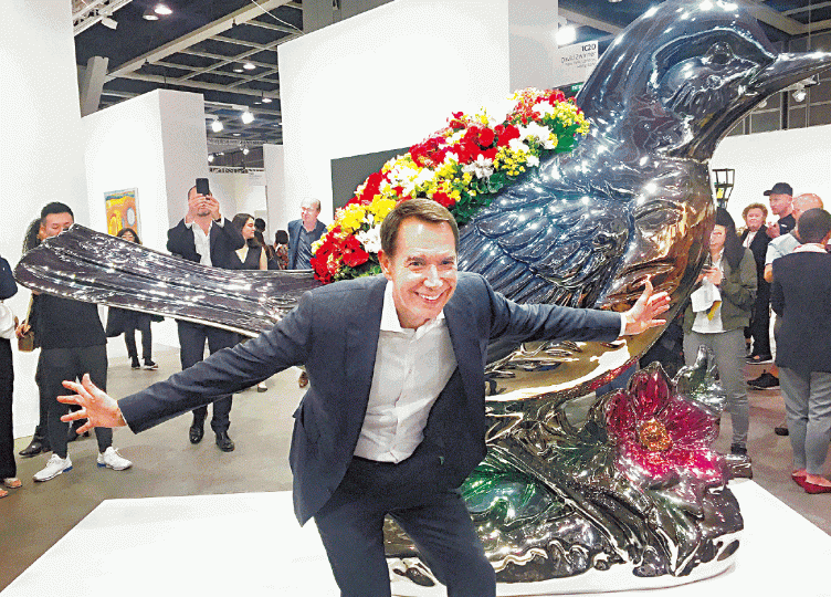 Jeff Koons站在作品《藍鳥花盆》(Bluebird Planter)前,變成小孩子,他說藝術品就是應該有種強大的感染力。「Gazing Ball Paintings」(直譯為凝視球畫作)」是Jeff的圖騰,反映觀眾的臉在他作品,是一種與觀眾溝通的方法。(圖片由David Zwirner畫廊提供)「Gazing Ball Paintings」(直譯為凝視球畫作)」是Jeff的圖騰,反映觀眾的臉在他作品,是一種與觀眾溝通的方法。(圖片由David Zwirner畫廊提供)2013年Jeff Jeff Koons站在作品《藍鳥花盆》(Bluebird Planter)前,變成小孩子,他說藝術品就是應該有種強大的感染力。「Gazing Ball Paintings」(直譯為凝視球畫作)」是Jeff的圖騰,反映觀眾的臉在他作品,是一種與觀眾溝通的方法。(圖片由David Zwirner畫廊提供)「Gazing Ball Paintings」(直譯為凝視球畫作)」是Jeff的圖騰,反映觀眾的臉在他作品,是一種與觀眾溝通的方法。(圖片由David Zwirner畫廊提供)2013年Jeff