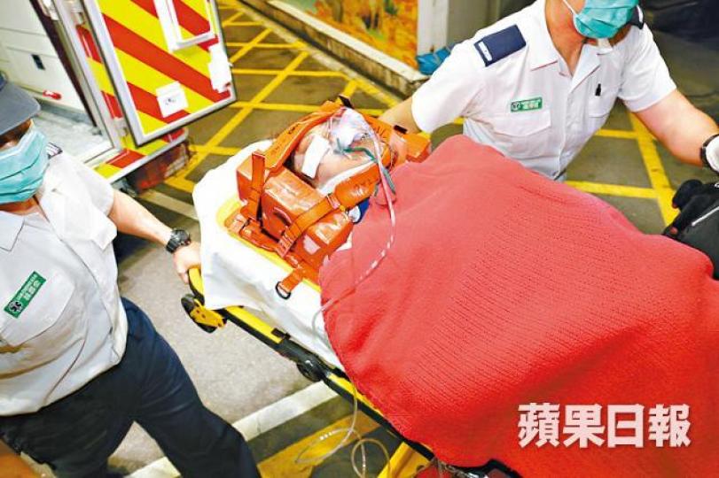 ■車禍受傷女子送院。 ■車禍受傷女子送院。