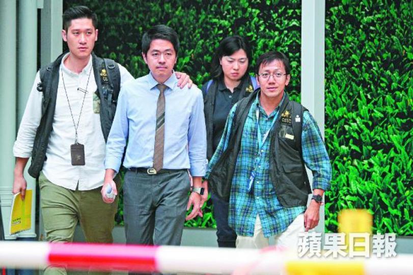 ■許智峯昨午在警員陪同下離開舊灣仔警署,往警察總部繼續接受調查。張志華攝 ■許智峯昨午在警員陪同下離開舊灣仔警署,往警察總部繼續接受調查。張志華攝