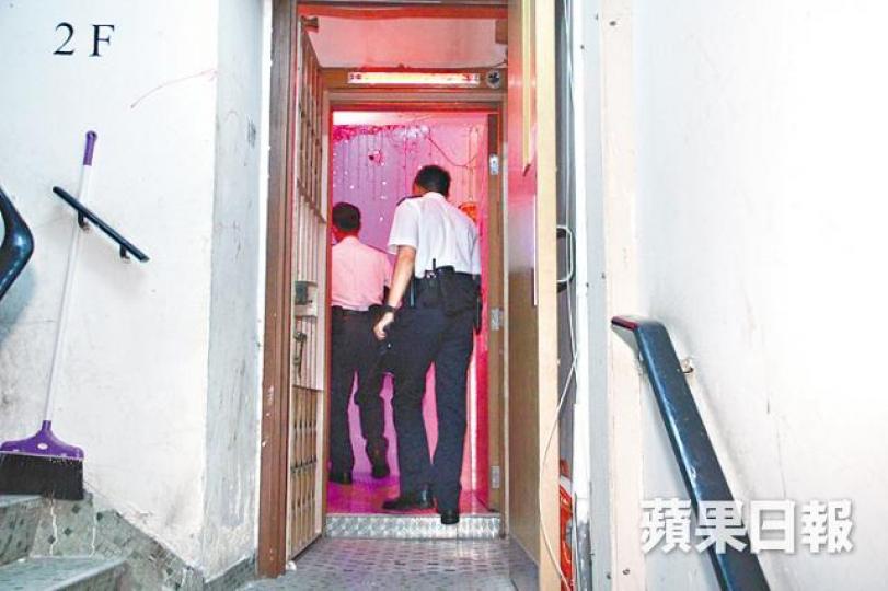 ■警員到遇劫鳳樓調查。 ■警員到遇劫鳳樓調查。