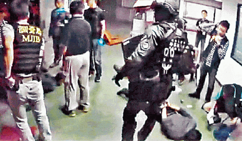 ■全副武裝的警員攻入倉庫拘捕疑犯。 ■全副武裝的警員攻入倉庫拘捕疑犯。