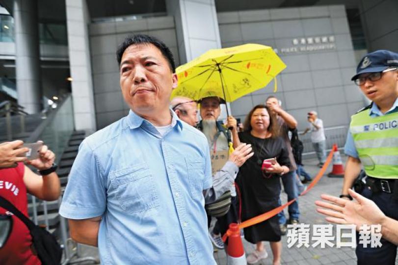 ■民主黨主席胡志偉昨在警總外遭聲援許智峯人士指罵。李家皓攝 ■民主黨主席胡志偉昨在警總外遭聲援許智峯人士指罵。李家皓攝