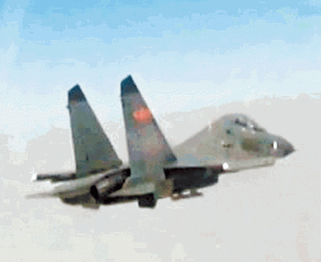 ■解放軍戰機升空攔截無人機。■涉事的固定翼無人機。 ■解放軍戰機升空攔截無人機。■涉事的固定翼無人機。