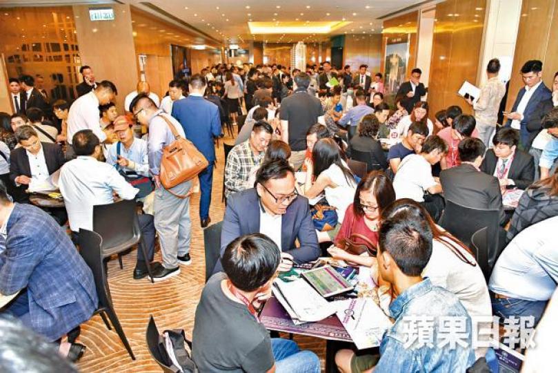 ■御半山示範單位昨人頭湧湧,首4小時已錄逾5,000人參觀。黃偉傑攝■屯門御半山最快下周開售,代理預期區內二手會轉趨淡靜。資料圖片 ■御半山示範單位昨人頭湧湧,首4小時已錄逾5,000人參觀。黃偉傑攝■屯門御半山最快下周開售,代理預期區內二手會轉趨淡靜。資料圖片