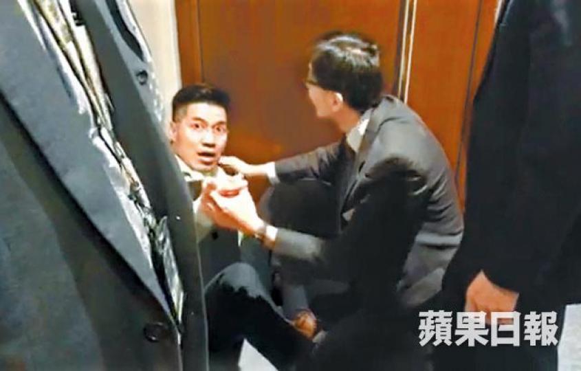 ■范國威被逐離會議室,與保安在走廊拉扯。陳嘉裕攝 ■范國威被逐離會議室,與保安在走廊拉扯。陳嘉裕攝