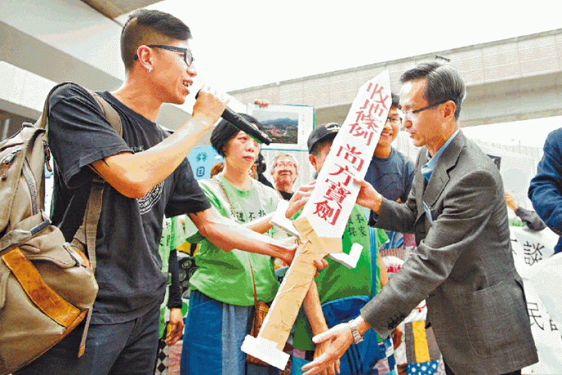 ■土盟、社民連及多名因收地被逼遷的村民昨到土地供應小組活動請願。 ■土盟、社民連及多名因收地被逼遷的村民昨到土地供應小組活動請願。