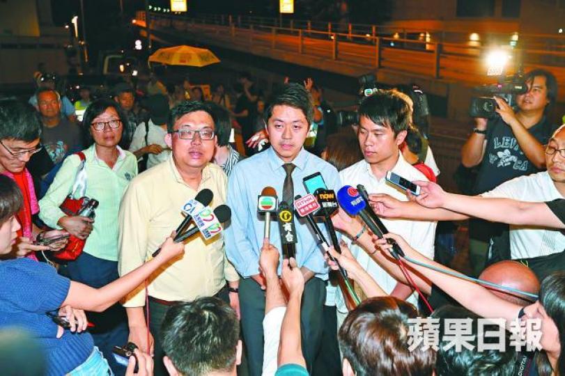 ■許智峯(中)今凌晨離開警署表示由於事件已在調查階段,故不能說太多。謝榮耀攝 ■許智峯(中)今凌晨離開警署表示由於事件已在調查階段,故不能說太多。謝榮耀攝