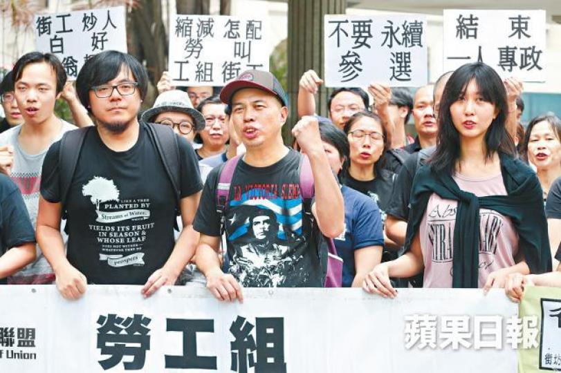 ■3名街工勞工組員工日前指獲梁耀忠通知無糧出。■梁耀忠 ■3名街工勞工組員工日前指獲梁耀忠通知無糧出。■梁耀忠