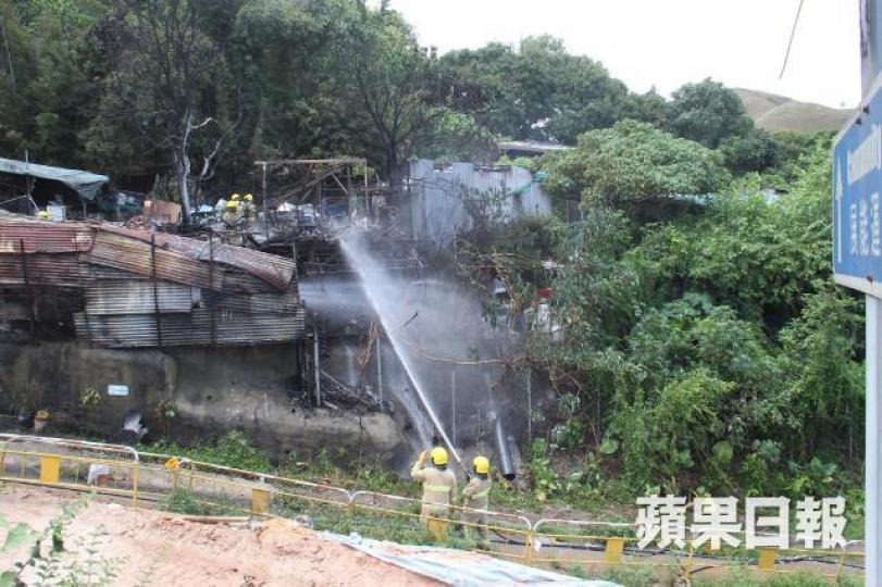 ■鐵皮屋突然起火,消防開喉將火救熄,認為起火原因有可疑,列縱火案處理。周鴻熙攝 ■鐵皮屋突然起火,消防開喉將火救熄,認為起火原因有可疑,列縱火案處理。周鴻熙攝