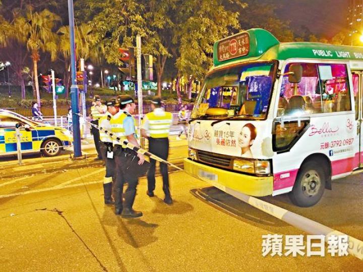 ■老婦過馬路時遭小巴撞倒,警方封鎖現場調查。 ■老婦過馬路時遭小巴撞倒,警方封鎖現場調查。
