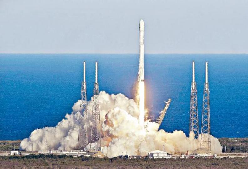 ■SpaceX「獵鷹9號」火箭的燃料技術,被指用於載人風險太大。資料圖片
■SpaceX「獵鷹9號」火箭的燃料技術,被指用於載人風險太大。資料圖片