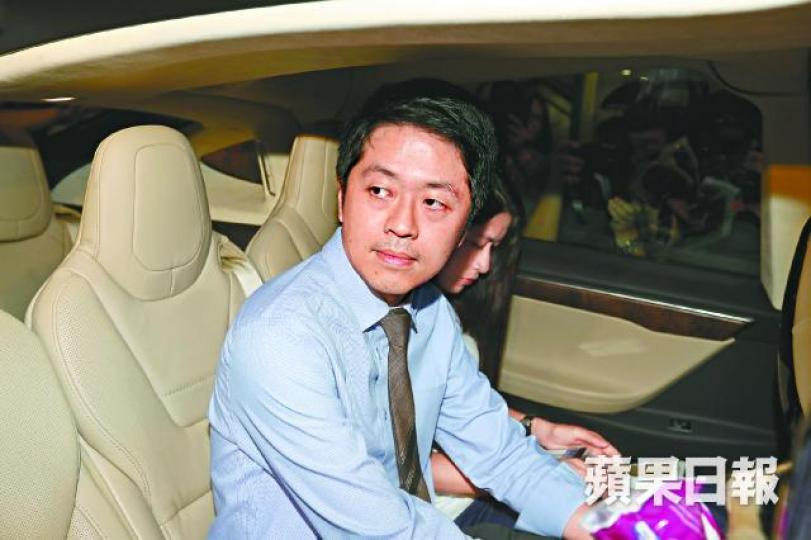 ■許智峯指對於案件已有所準備,會如常開會做好議員本份。謝榮耀攝■團體昨在警總外抗議狗仔隊監控議員。 ■許智峯指對於案件已有所準備,會如常開會做好議員本份。謝榮耀攝■團體昨在警總外抗議狗仔隊監控議員。
