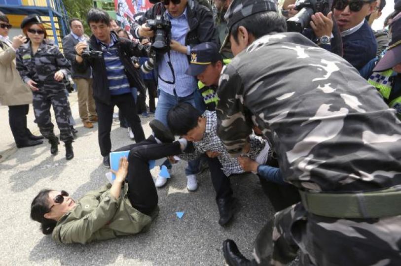 ■南韓統派人士前天在坡州跟嘗試以氣球派反北韓傳單人士起衝突。美聯社 ■南韓統派人士前天在坡州跟嘗試以氣球派反北韓傳單人士起衝突。美聯社