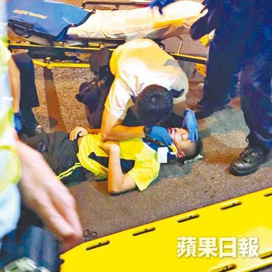 ■單車少年口鼻流血,救護員到場為他急救。唐家輝攝 ■單車少年口鼻流血,救護員到場為他急救。唐家輝攝