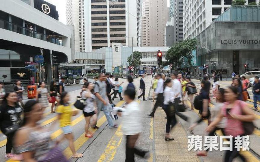 ■不少打工仔將強積金轉至低風險基金。 ■不少打工仔將強積金轉至低風險基金。