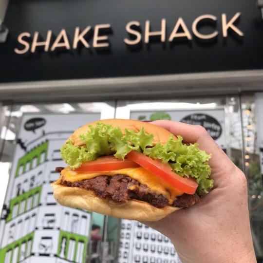 ■Shake Shack上周在中環IFC開業,顧客打晒蛇餅,點餐要等40分鐘。互聯網圖片 ■Shake Shack上周在中環IFC開業,顧客打晒蛇餅,點餐要等40分鐘。互聯網圖片