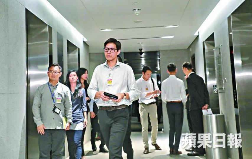 ■警方上周三派員到立法會大樓蒐證。 ■警方上周三派員到立法會大樓蒐證。