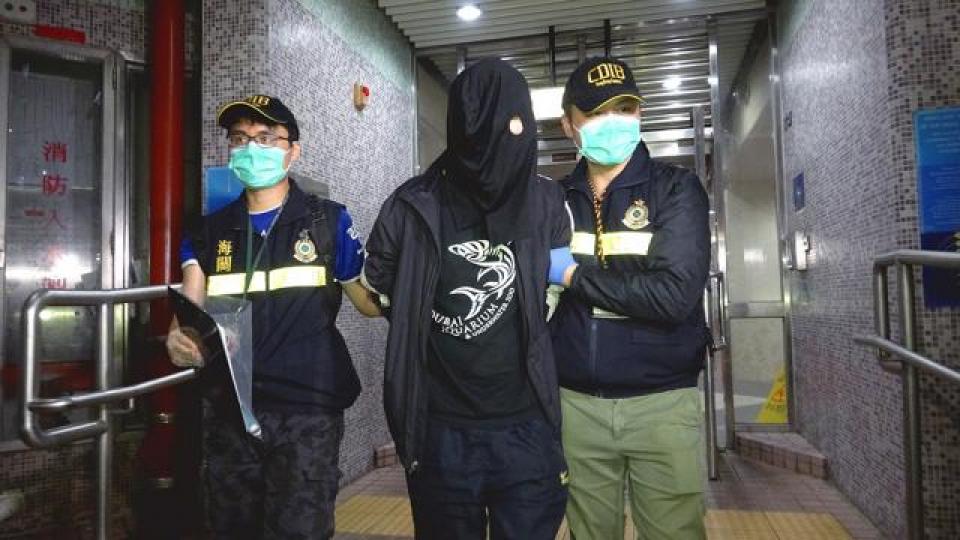 ■海關以涉嫌販毒拘捕三名男子。 ■海關以涉嫌販毒拘捕三名男子。