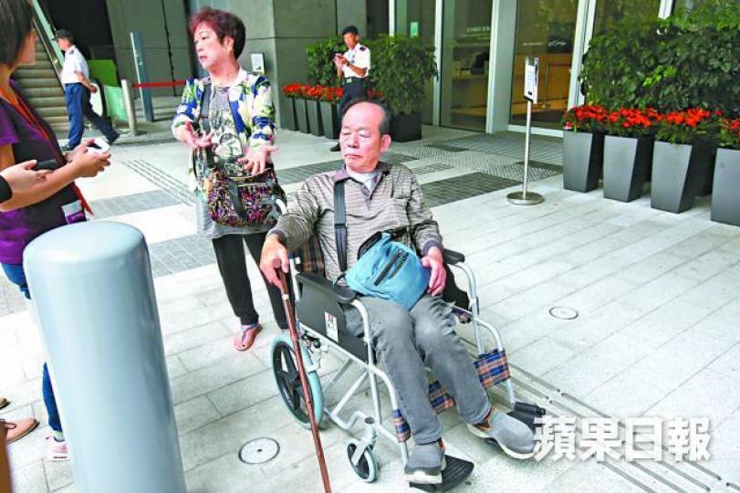 ■70多歲的古先生在車禍中傷及頭和腳部,現需靠輪椅輔助生活。黃耀興攝 ■70多歲的古先生在車禍中傷及頭和腳部,現需靠輪椅輔助生活。黃耀興攝