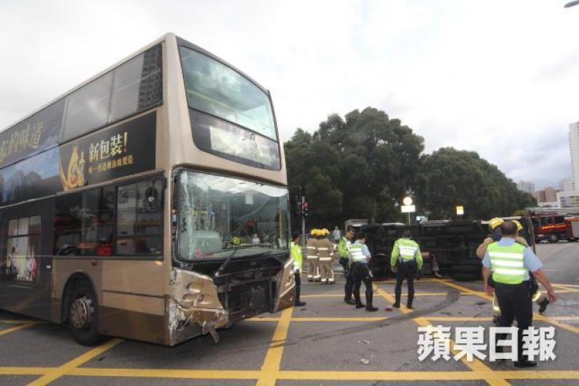 ■巴士車頭損漽,左邊擋風玻璃碎裂,警方封路調查意外起因。唐家輝攝 ■巴士車頭損漽,左邊擋風玻璃碎裂,警方封路調查意外起因。唐家輝攝