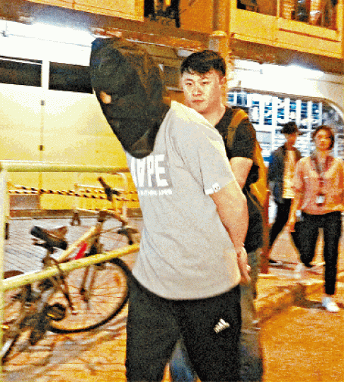 ■停職警早前被懷疑涉案一度被捕,遭押返住所搜證。 ■停職警早前被懷疑涉案一度被捕,遭押返住所搜證。