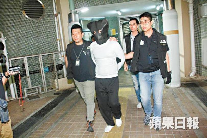 ■涉嫌行劫鳳姐的34歲疑犯由探員押返住所調查。 ■涉嫌行劫鳳姐的34歲疑犯由探員押返住所調查。