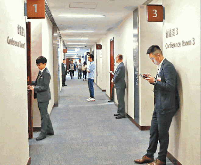 ■一地兩檢草案最後審議,不少「狗仔隊」在立會駐守,監察議員出入。夏家朗攝 ■一地兩檢草案最後審議,不少「狗仔隊」在立會駐守,監察議員出入。夏家朗攝