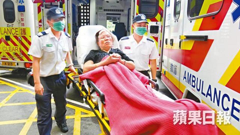 ■女食客被石屎擊中額頭,受傷送院。女食客被石屎擊中額頭,受傷送院。 ■女食客被石屎擊中額頭,受傷送院。女食客被石屎擊中額頭,受傷送院。