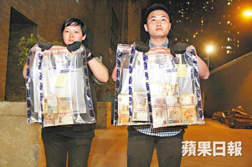 ■警方昨於天水圍下白泥一間鐵皮屋內,起回110萬現金。 ■警方昨於天水圍下白泥一間鐵皮屋內,起回110萬現金。