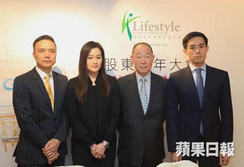 ■劉今蟾(左二)對小股東好有耐性。右二及右一為劉鑾鴻及劉今晨。 譚德潤攝 ■劉今蟾(左二)對小股東好有耐性。右二及右一為劉鑾鴻及劉今晨。 譚德潤攝