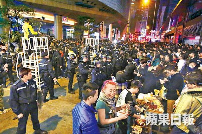 ■辯方指事發前大量警員仍准小販擺賣,執法有問題。資料圖片 ■辯方指事發前大量警員仍准小販擺賣,執法有問題。資料圖片