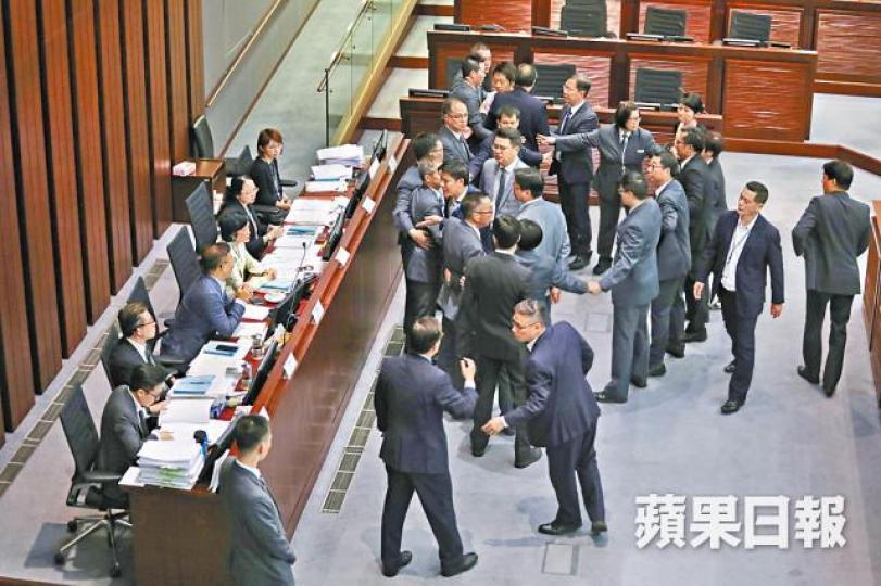 ■葉劉淑儀強行縮短議員發言時間,民主派上前理論時遭保安築人牆包圍。朱永倫攝 ■葉劉淑儀強行縮短議員發言時間,民主派上前理論時遭保安築人牆包圍。朱永倫攝
