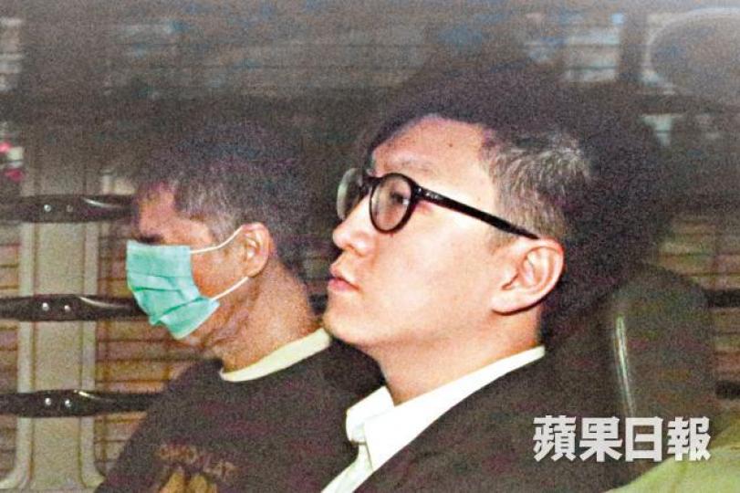 ■梁天琦(右)昨由囚車押往高院應訊,辯方稱梁認襲警罪是敢作敢當的表現。陳善南攝■辯方代表大律師蔡維邦斥控方底氣不足,強辭奪理。 ■梁天琦(右)昨由囚車押往高院應訊,辯方稱梁認襲警罪是敢作敢當的表現。陳善南攝■辯方代表大律師蔡維邦斥控方底氣不足,強辭奪理。